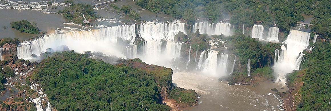 Vue aérienne sur les chutes d'Iguazu