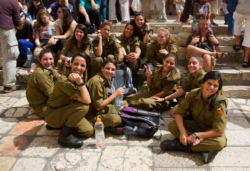 Jeunes israeliennes militaires